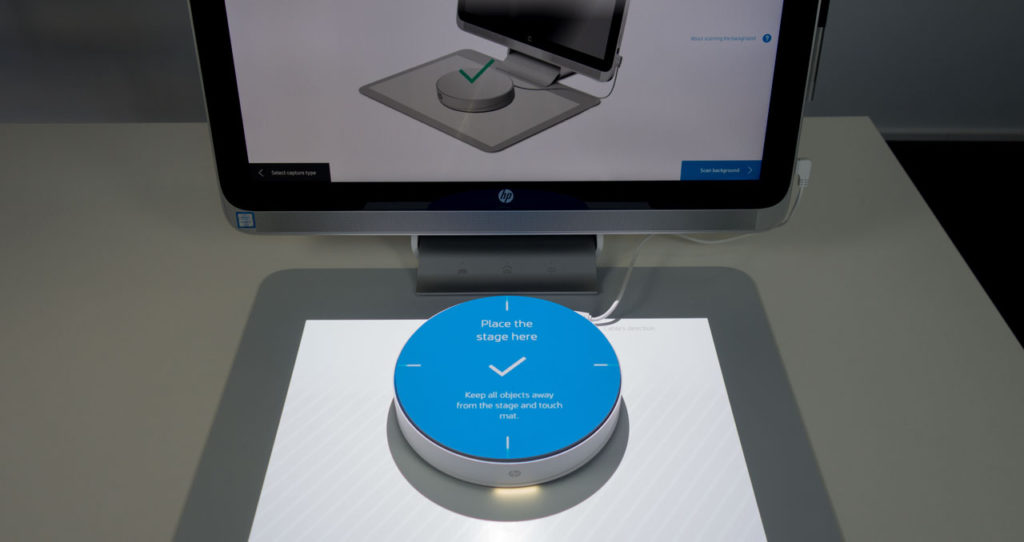 HP Sprout 3D Scanning Review - 3D Capture Stage with Projected instructions