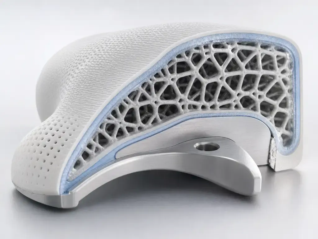 ISO 13485 biocompatibility cutaway showing implant surface, porosity, and post-processing conditions